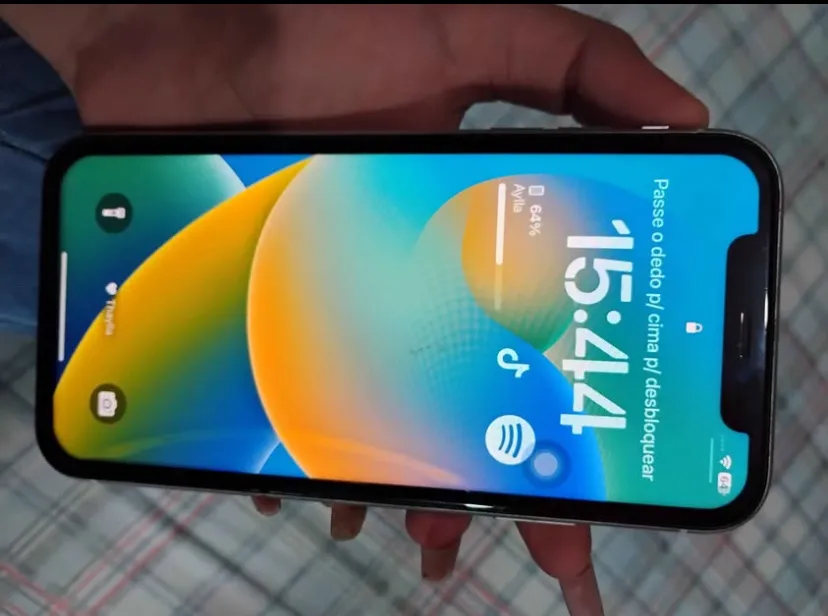 Vendo iPhone XR ?face id ?acompanha duas capinhas, bateria n eh original mais é 100%