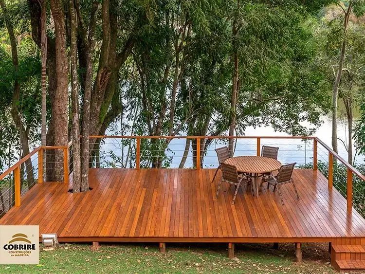 Deck em geral e painéis em madeiras