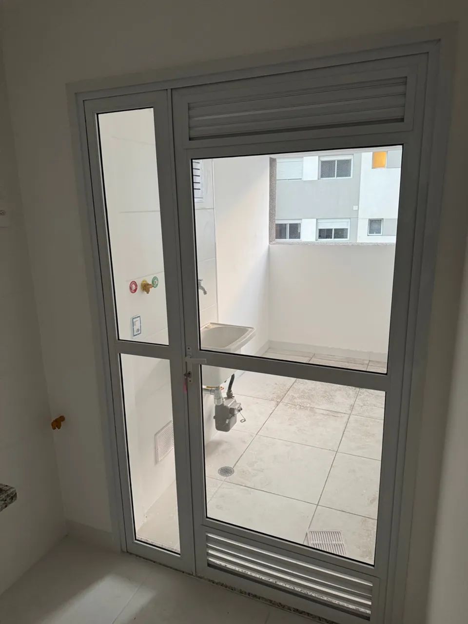  Porta de alumínio branca com vidro e veneziana - 1,35m x 2,17m - excelente estado - Foto 2