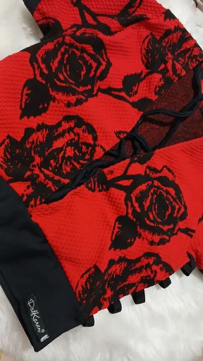 Blusa vermelha com rosas preta curta.