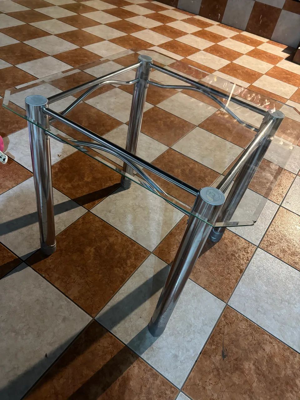 Table without chairs64739714022403120