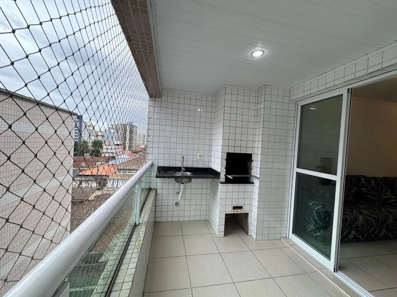 Apartamento com 2 dormitórios para alugar ou comprar na Vila Guilhermina em Praia Grande/S