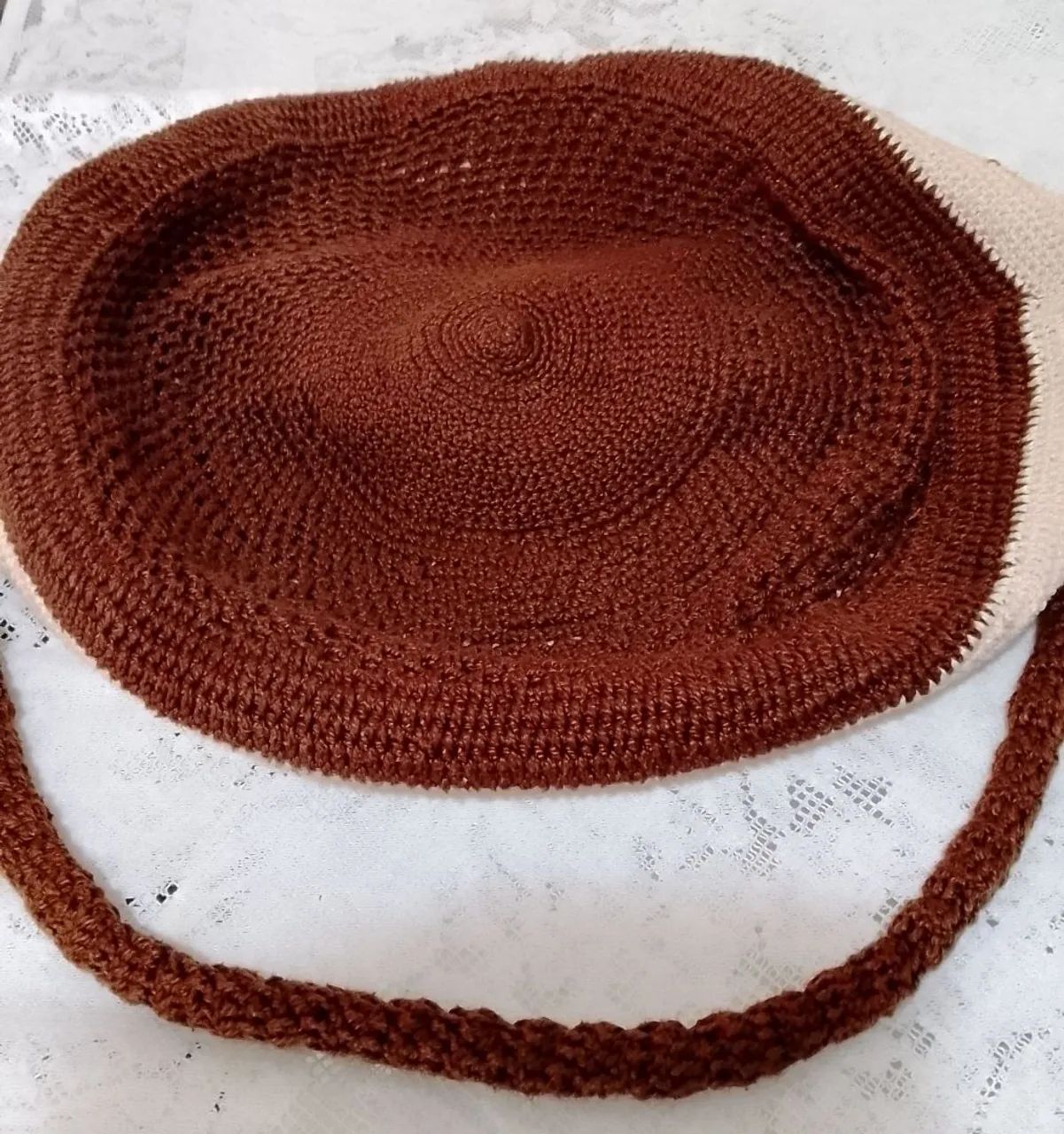 Bolsa de ombro em crochê marrom e bege - Foto 3
