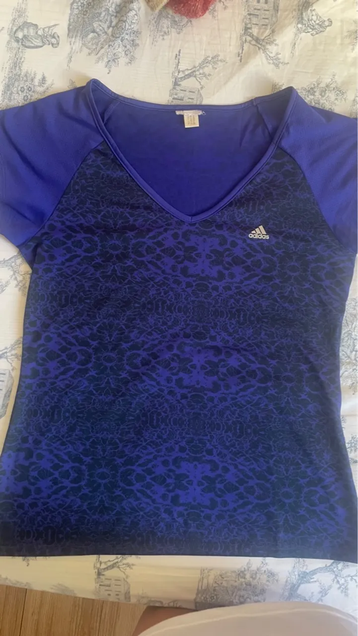 Camiseta Adidas Feminina Roxa com Estampa