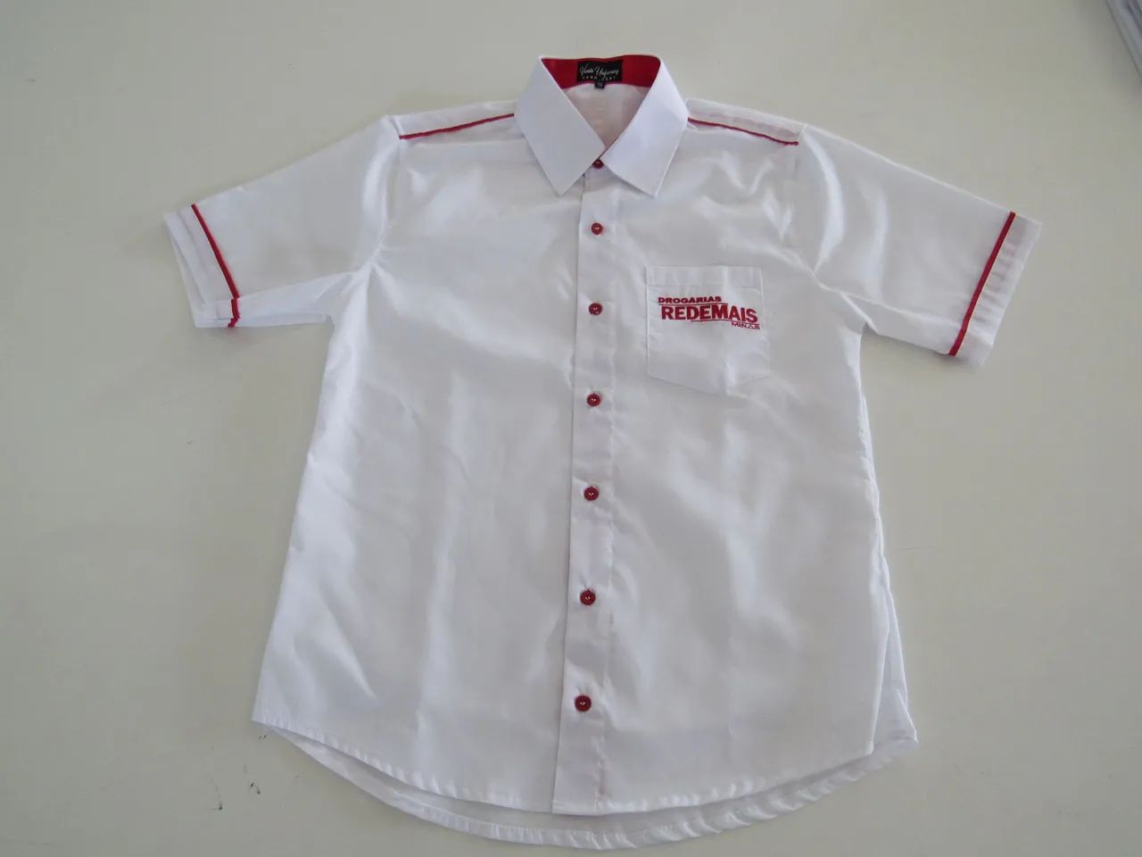 Camisas brancas de uniforme - Drogarias Redemais - Foto 2