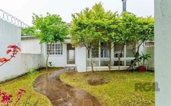 Casa com 3 dormitórios, sendo 2 suíte no andar superior. no térreo fica o estar, o jantar,
