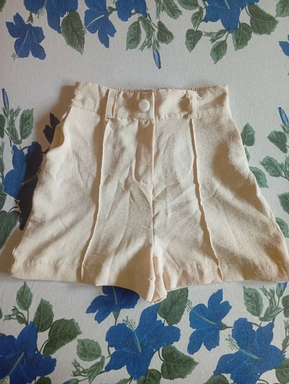 Shorts bege com pregas