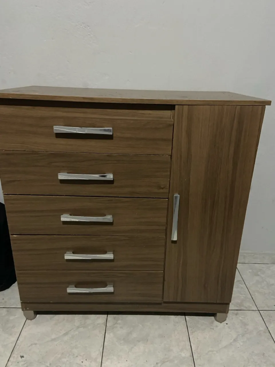 Cômoda com gavetas e porta