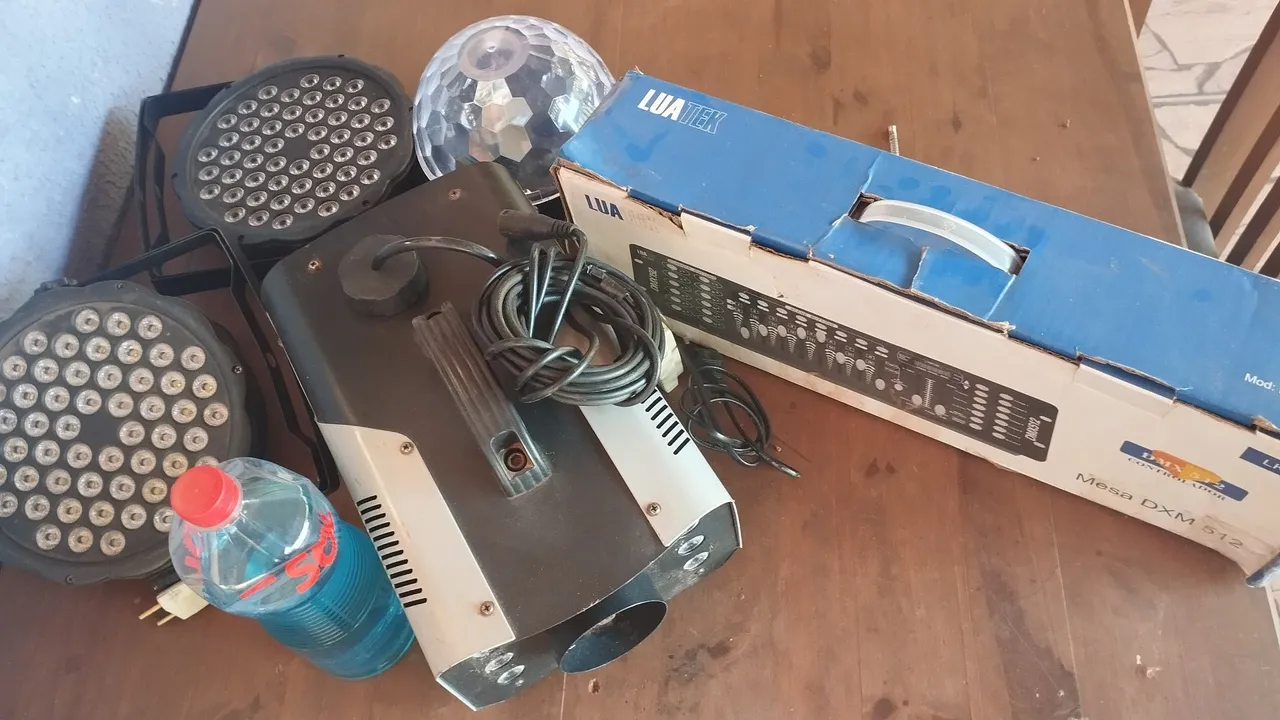 Kit DJ com mesa DMX 512, máquina de fumaça, refletor e globo