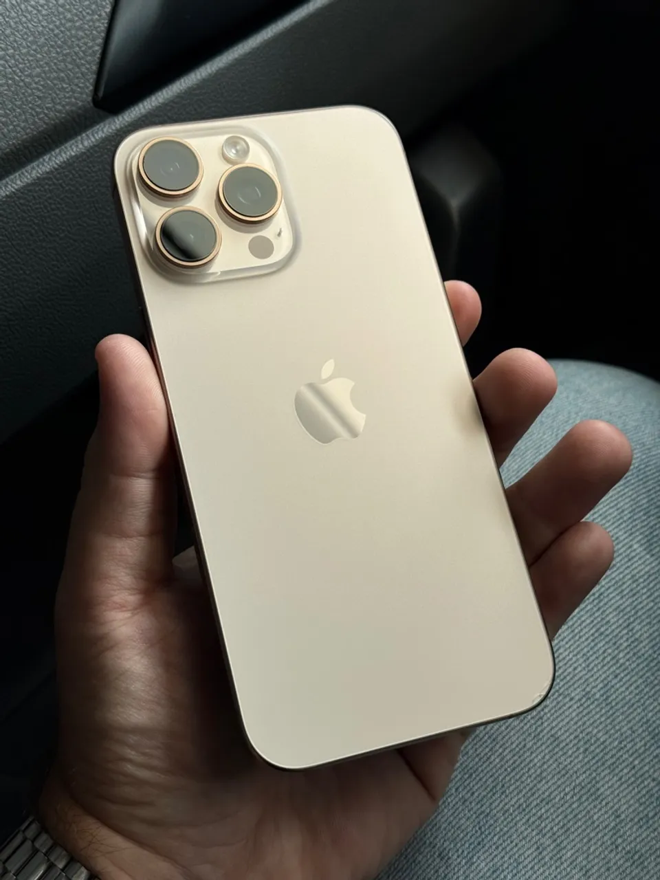 Apple iPhone 16 Pro Max 256GB Desert COM DETALHE ATRAS
