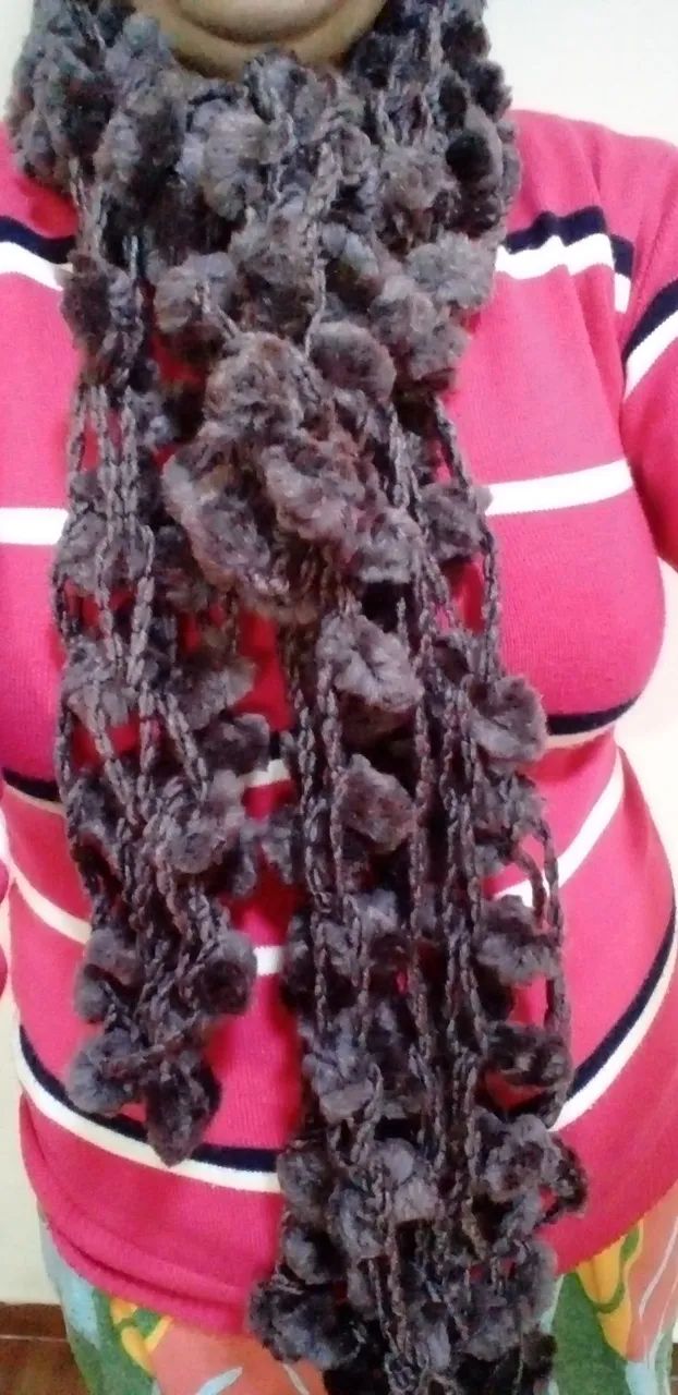 Cachecol Pompom de Pelúcia Artesanal Cinza Chumbo 166cm - Foto 3