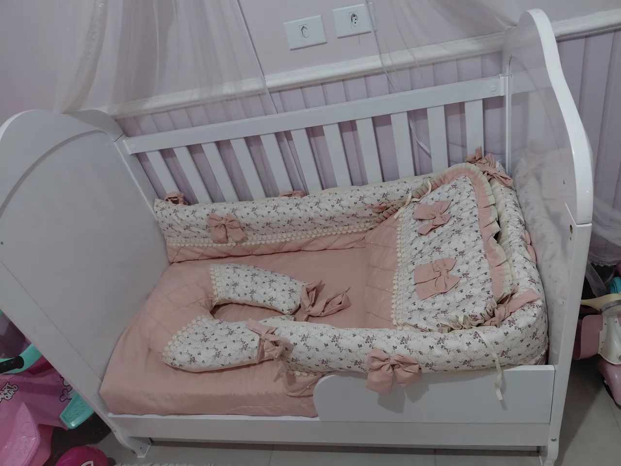 BERÇO AMERICANO QUE VIRA CAMA COM CAPITONÊ - Foto 3