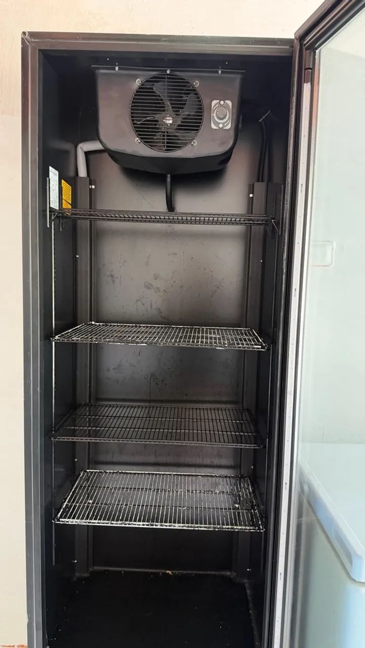 Freezer vertical preto 