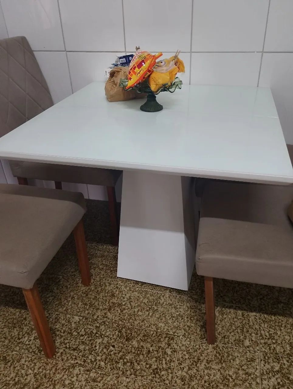 Mesa de vidro com 4 cadeiras estofadas