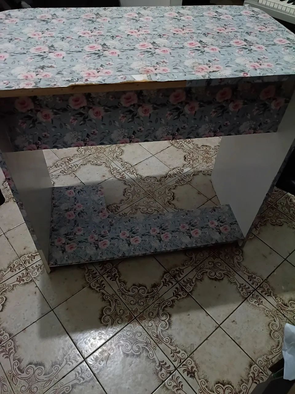 Escrivaninha forrada e decorada.