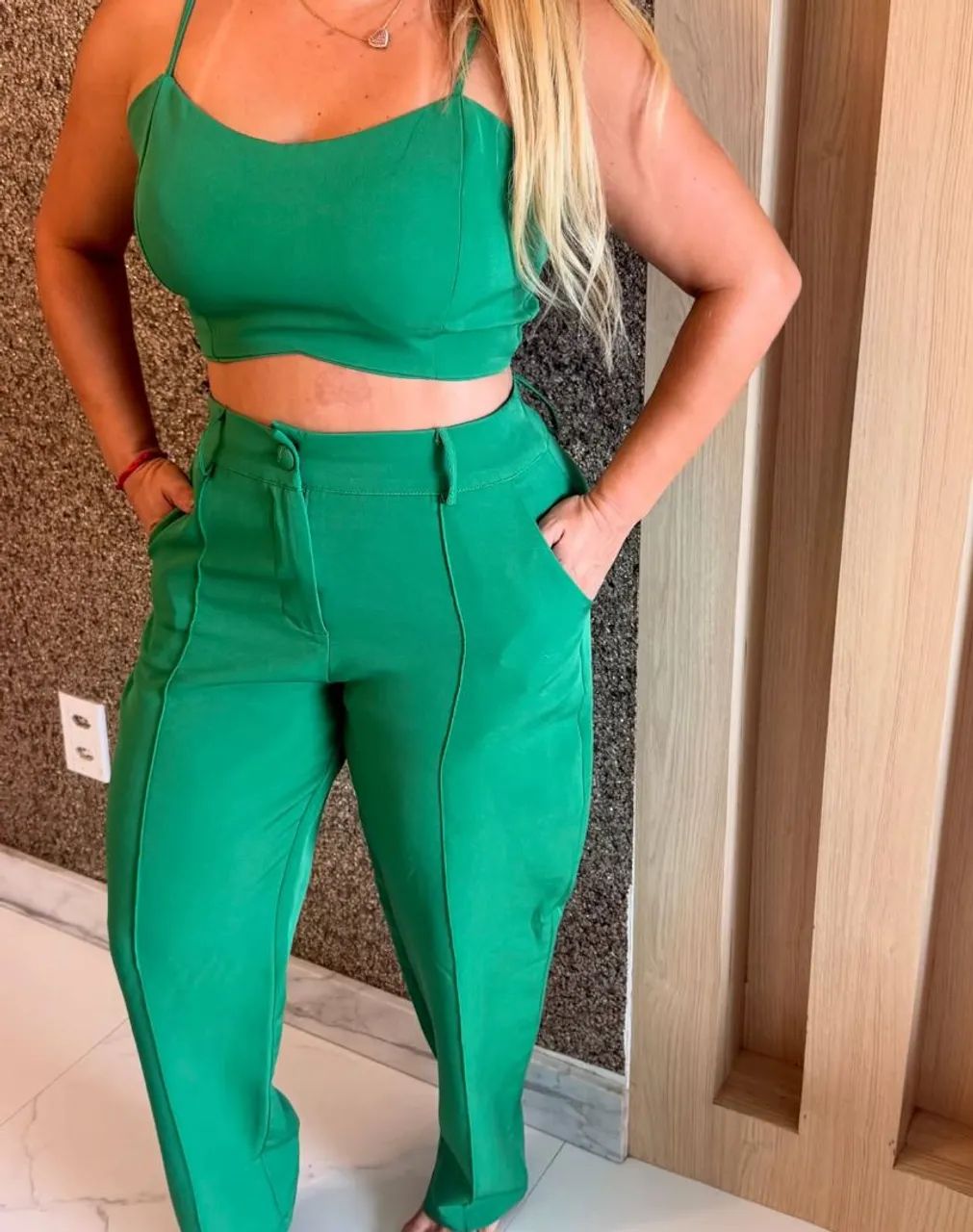 Conjunto Top e Calça Social Verde Tecido Leve e Elegante.  - Foto 2