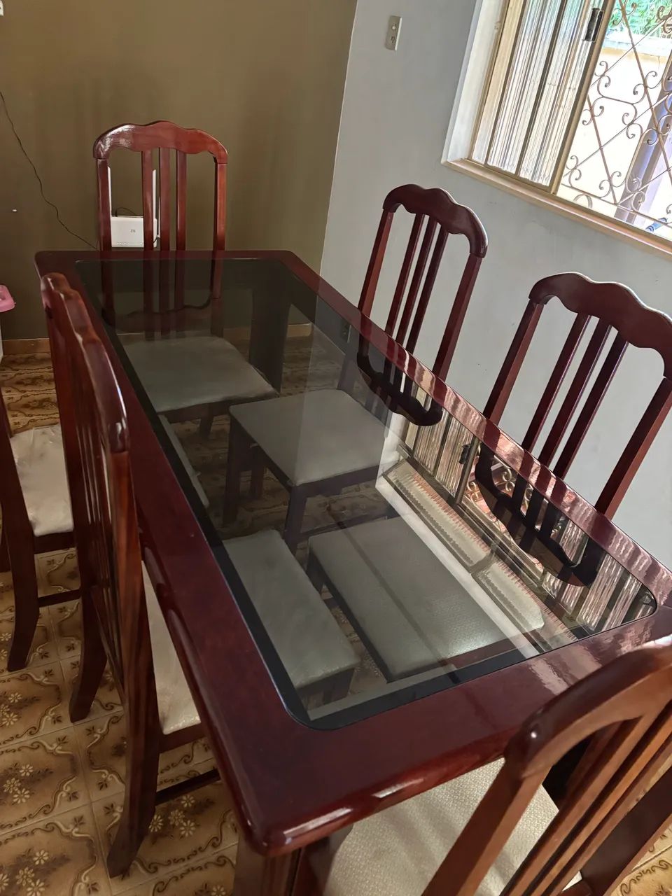Vendo mesa de madeira com 06 cadeiras