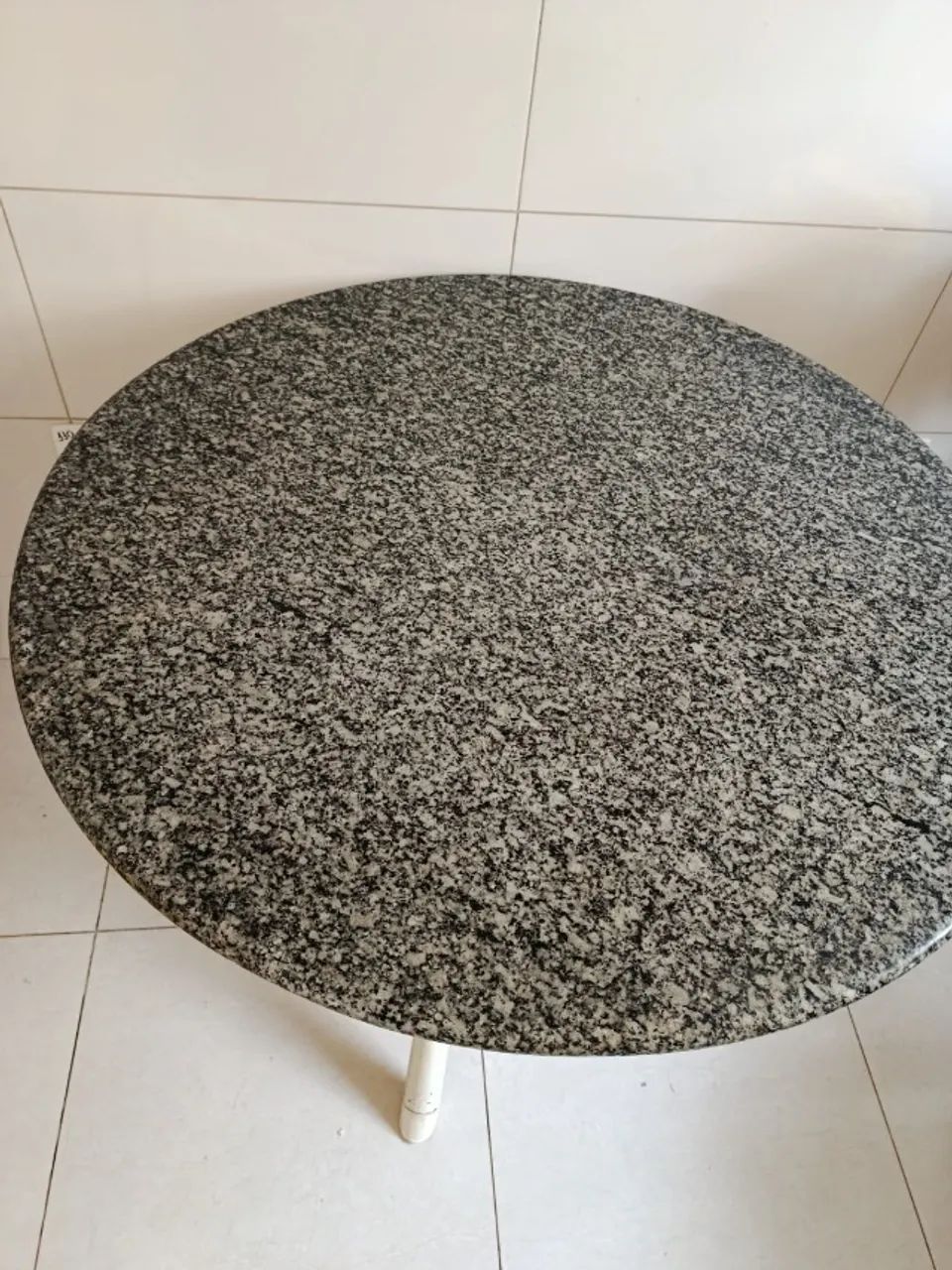 mesa redonda, tampo de granito