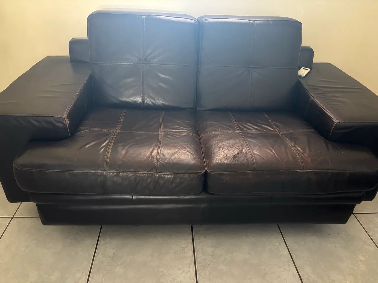 Vendo sofá 2 e 3 lugares de couro legítimo 65562846439938120