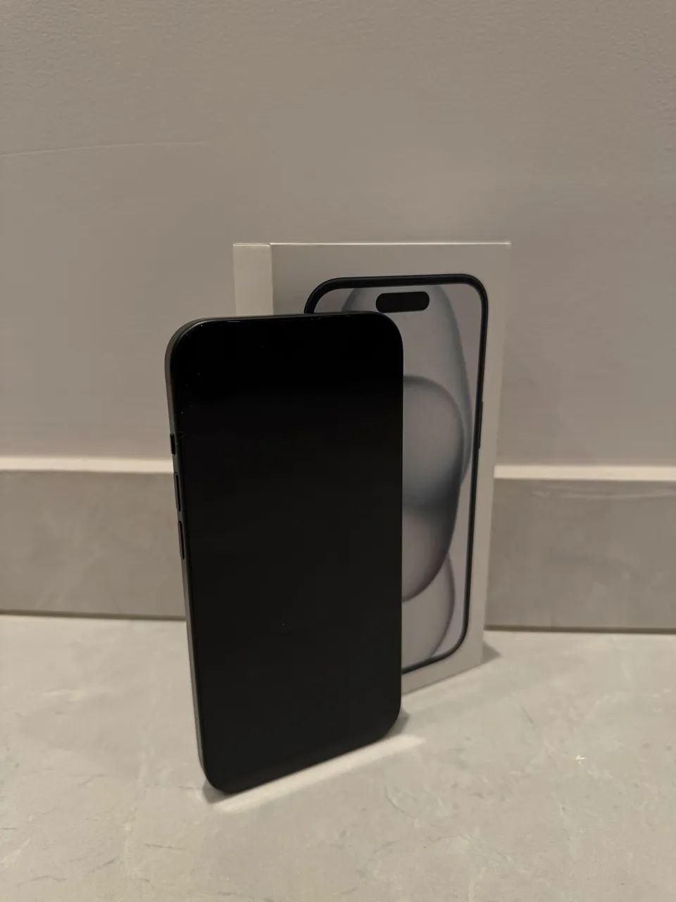 iPhone 15 - Preto / 256 GB