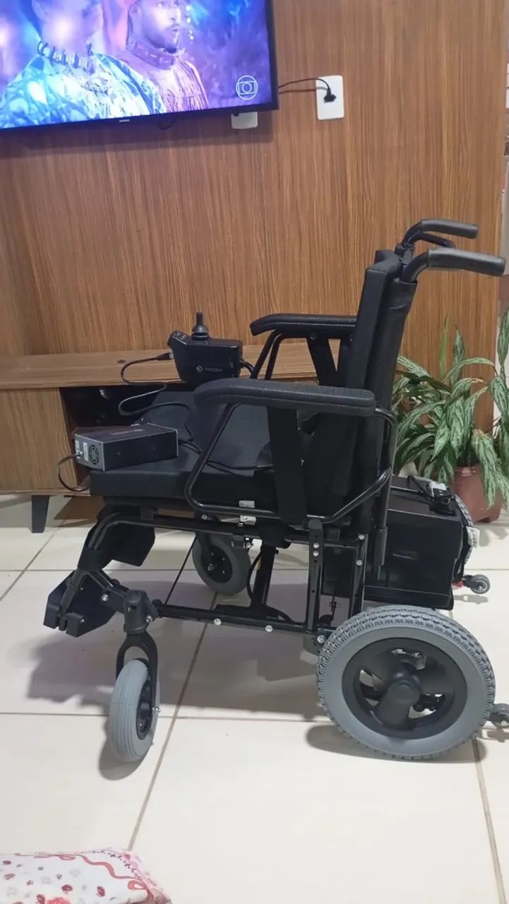 VENDO UMA CADEIRA MOTORIZADA  - Foto 3