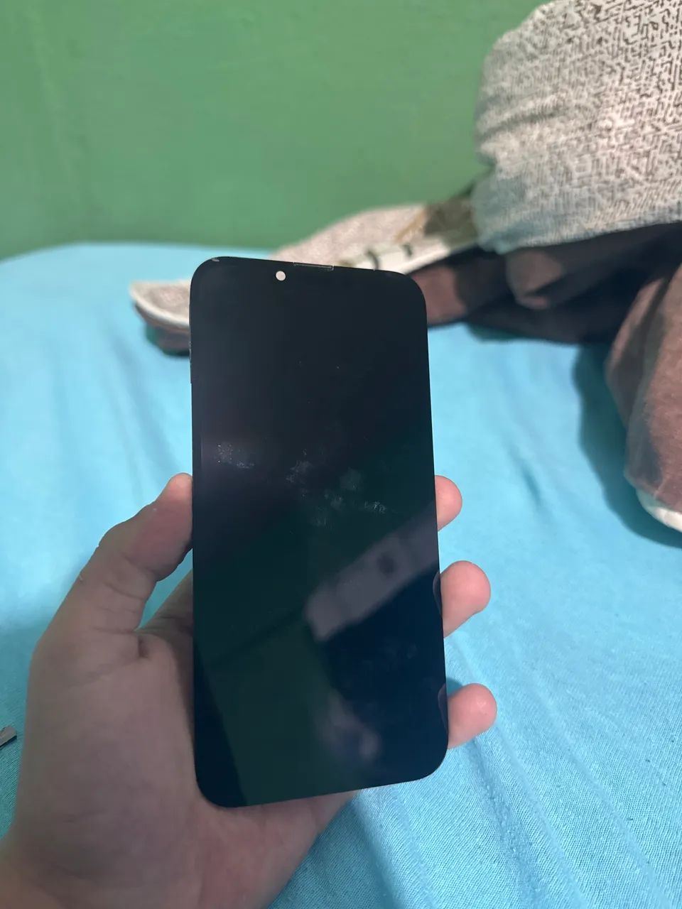 Tela iPhone 13 com uma linha