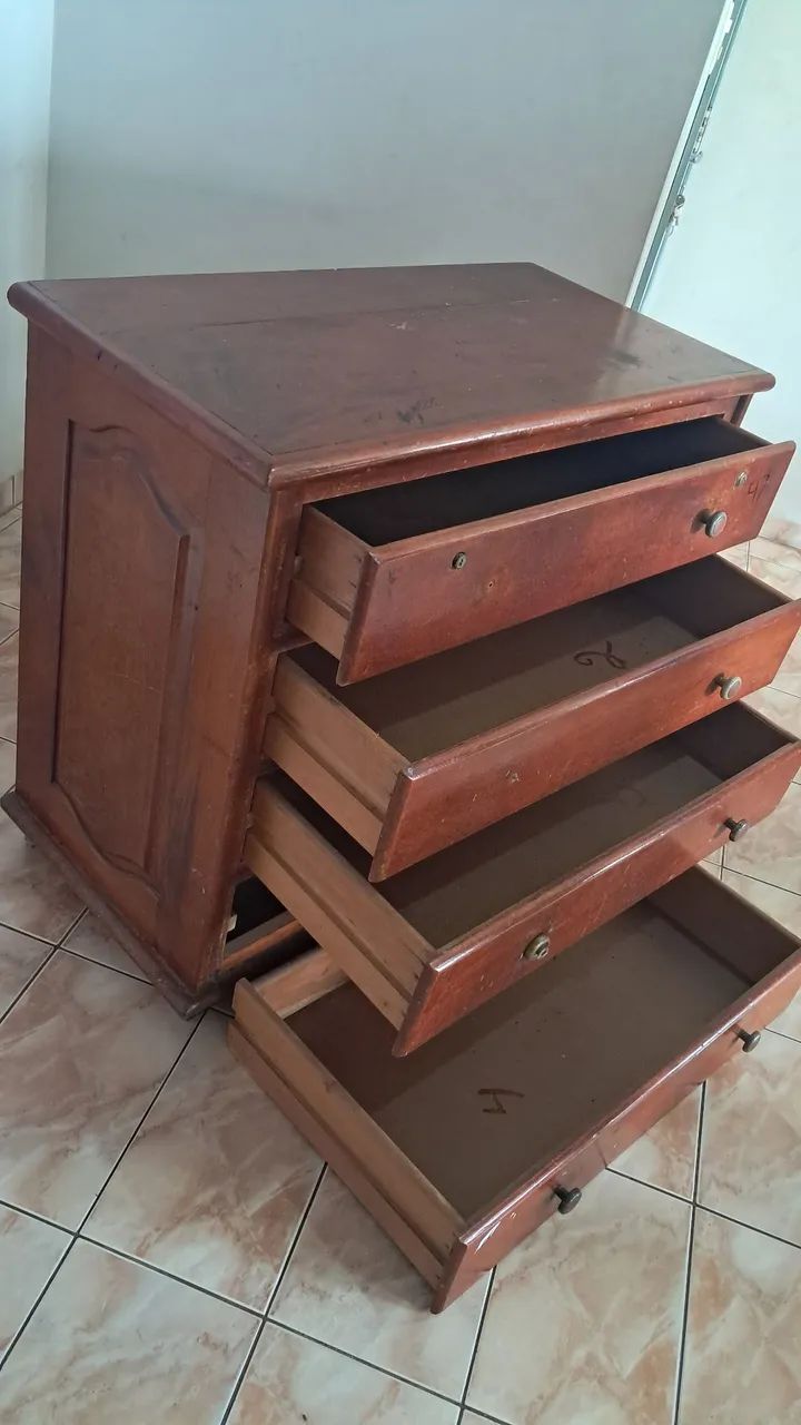 Vendo essa comôda de Madeira