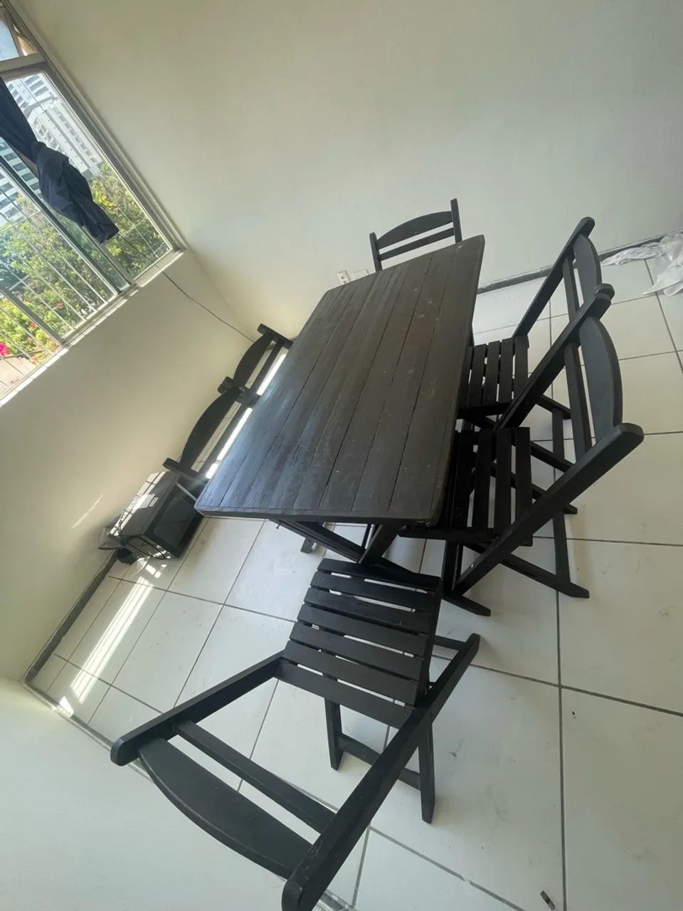 MESA DE MADEIRA COM 6 CADEIRAS  - Foto 4