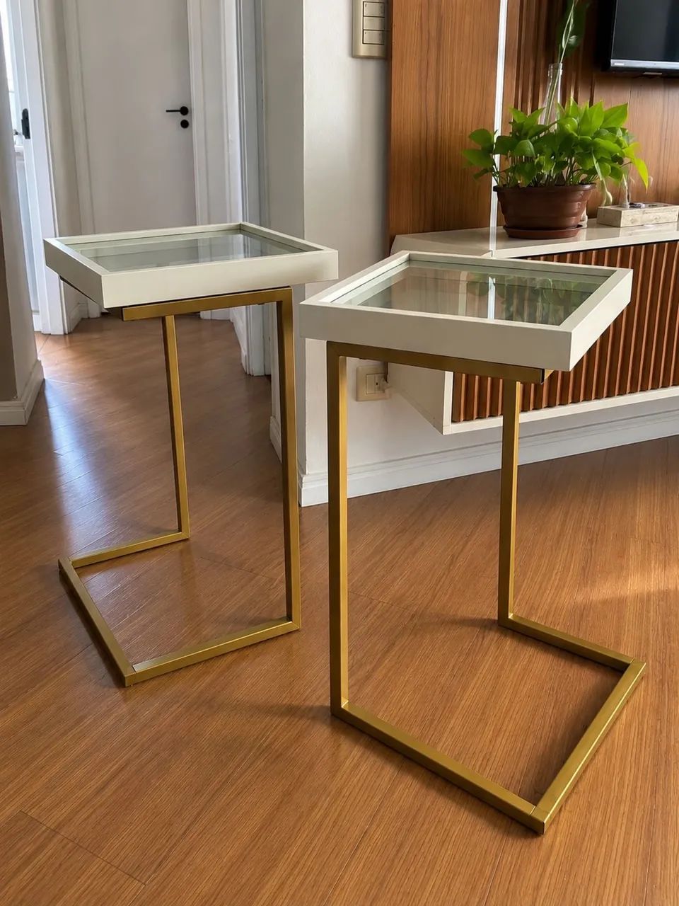 Mesa de cabeceira e apoio com espelho 