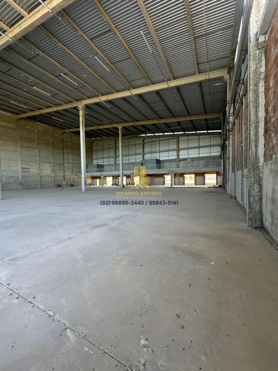 Galpão com 1.285m², 03 Docas, plataformas, 02 banheiros e Mezanino - Foto 5