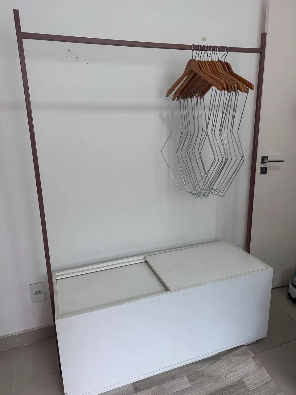 Baú com arara para loja  - Foto 2