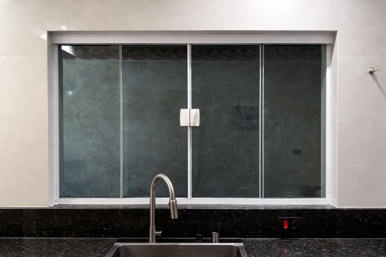 Selling white aluminum-framed glass window, 1.51 x 1.00 m, with installation kit