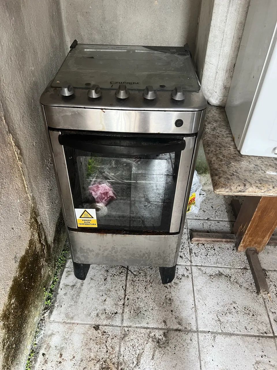 Fogão funcionando mas bem usado 
