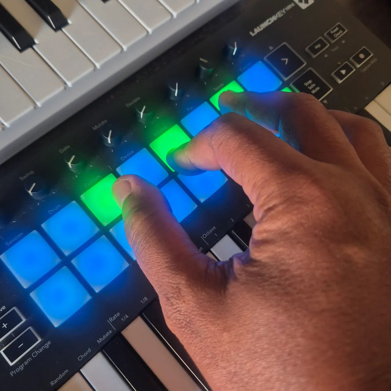 Controlador MIDI Novation Launchkey Mini MK3 - Foto 5