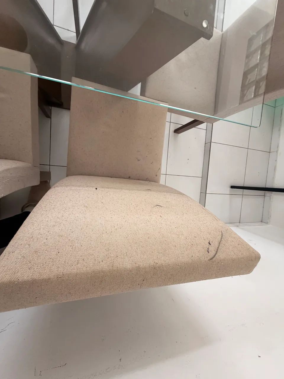 Mesa de madeira MDF com tampo de vidro temperado e bordas arredondadas com 6 cadeiras - Foto 5