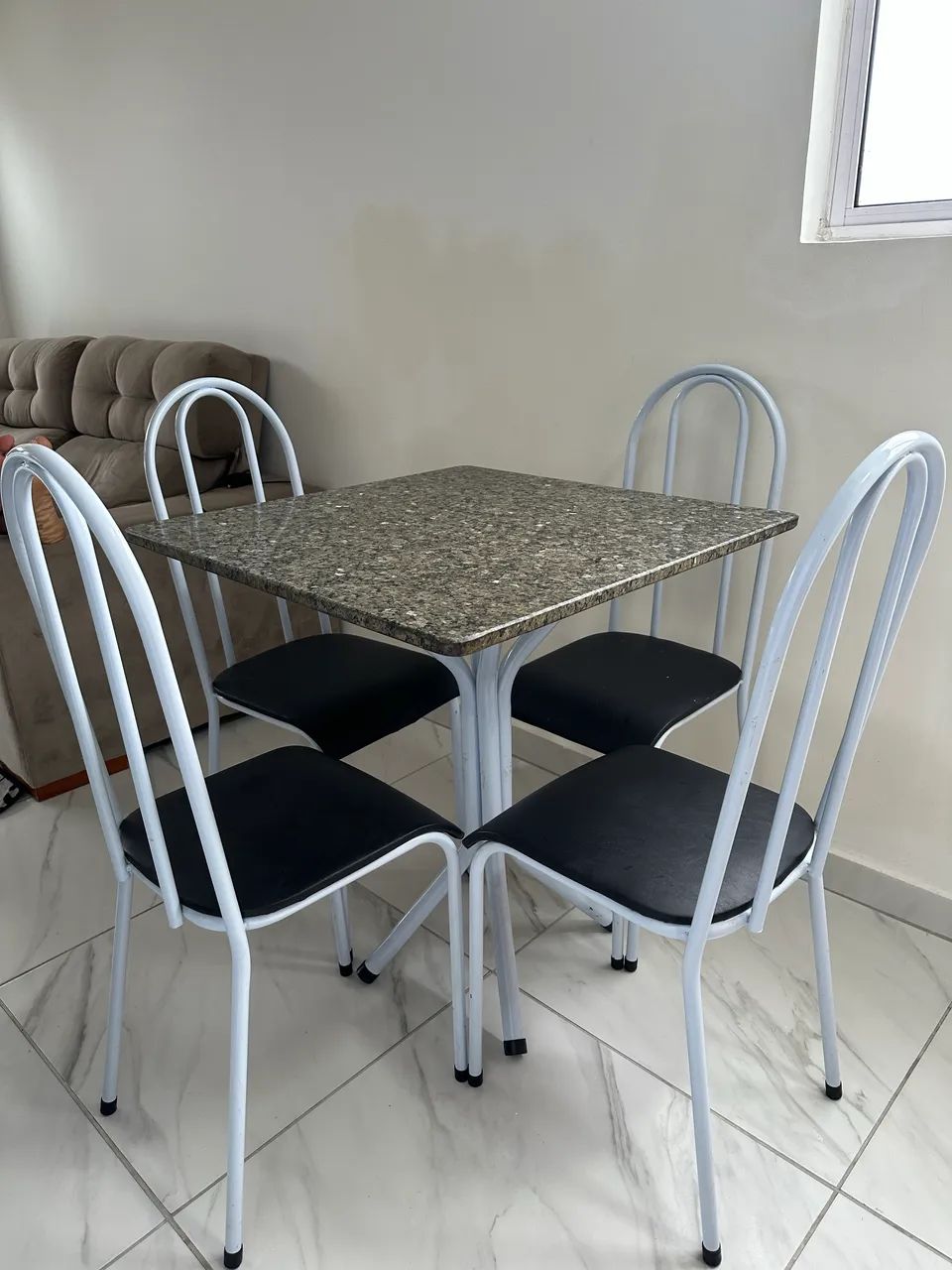 Mesa com de mármore com quatro cadeiras 