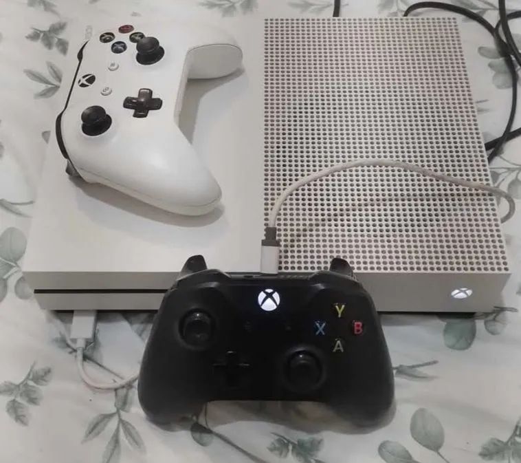 Xbox One S com 2 controles originais 