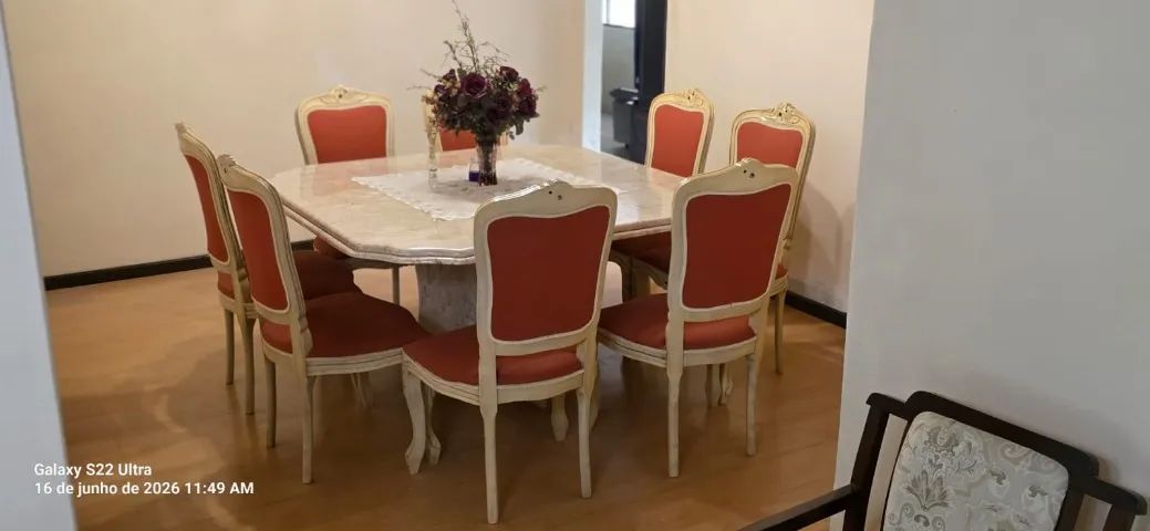MESA COM 8 CADEIRAS