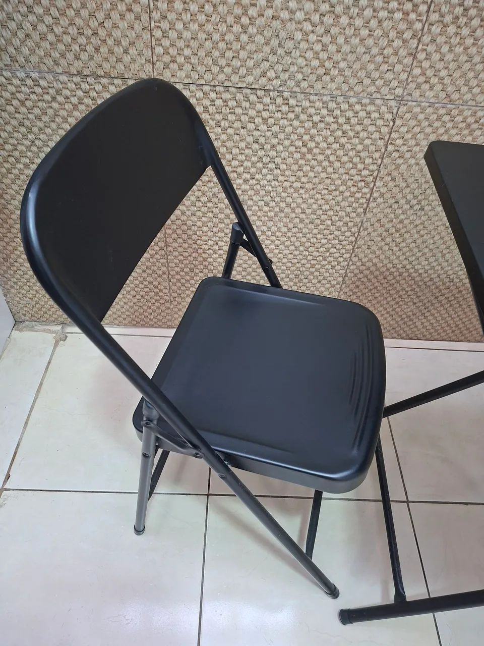 Mesa de Alumínio Preta com 2 Cadeiras - Bom estado - Foto 4