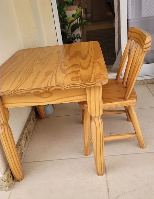 Mesa e cadeira infantil da Tok & Stok em madeira maciça. - Foto 2