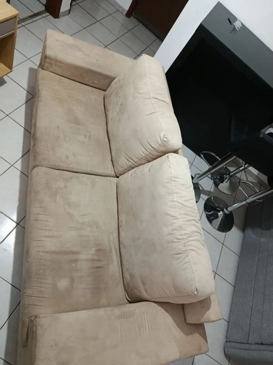 Sofá 2 lugares em suede bege - Foto 5
