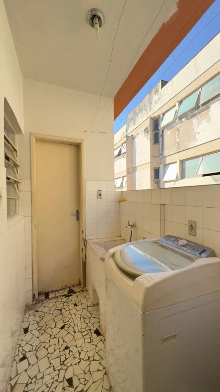 Quarto grande mobiliado com armário, cama, mesa e black-out. - Foto 4