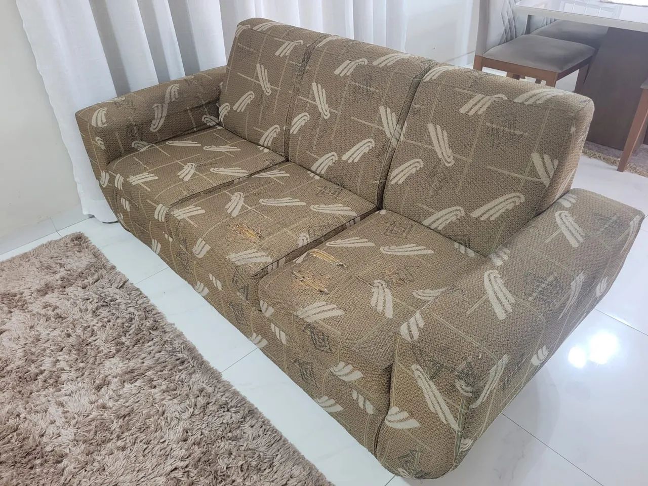 Sofá 3 lugares com duas almofadas e dois pufs65570193794306120