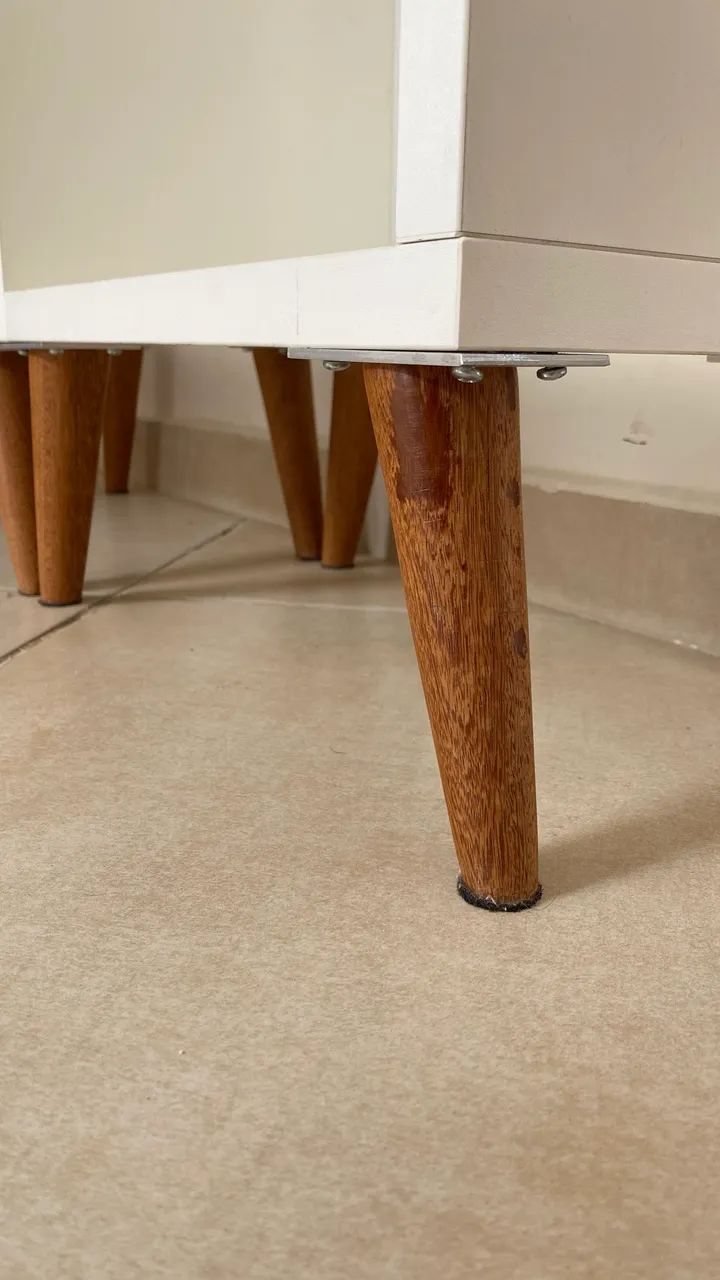 2 mesa de cabeceira com pés de madeira  - Foto 3