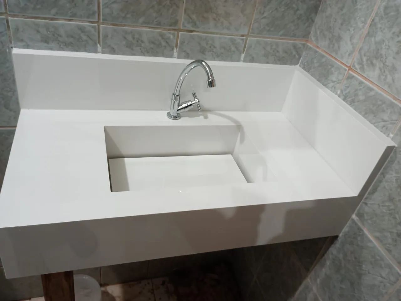 Bancada de banheiro escupida 