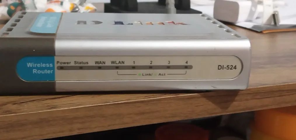 Roteador D-Link DI-524 802.11g 2.4GHz - Funcionando - Antena quebrada