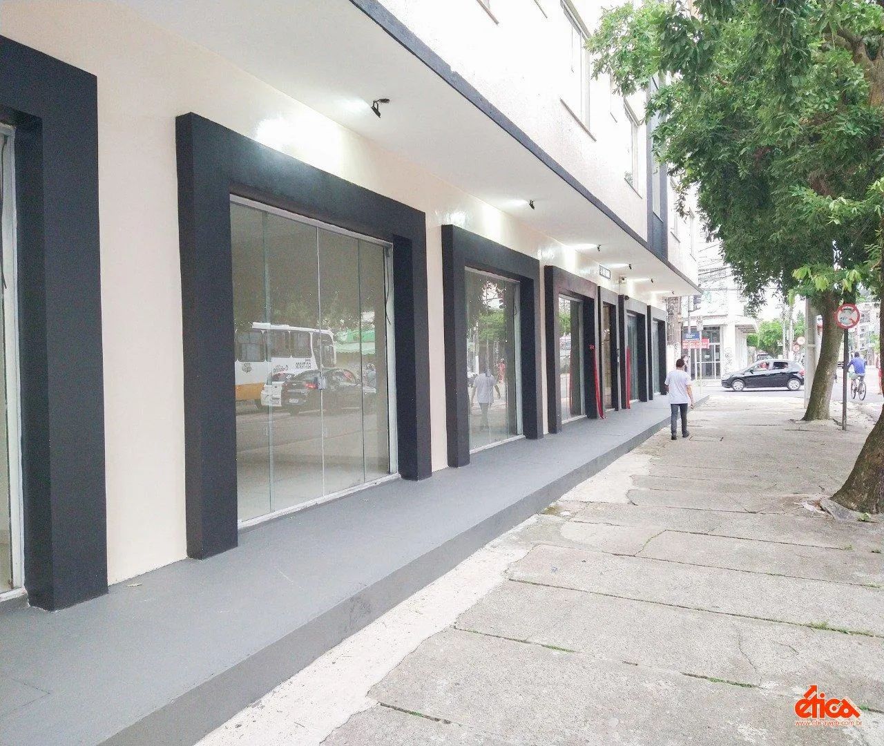 Loja no Ed. Frei Daniel de Samarate - bairro de São Brás - COD.110