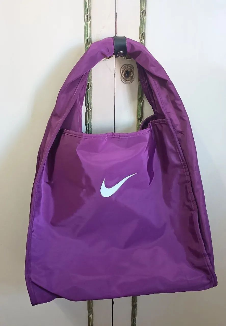 Bolsa roxa Nike