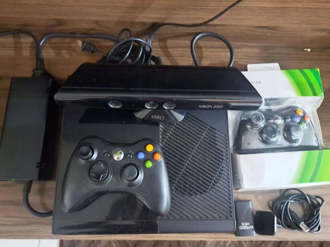 XBOX 360E com 100 jogos + kinect + 2 controles - Foto 3