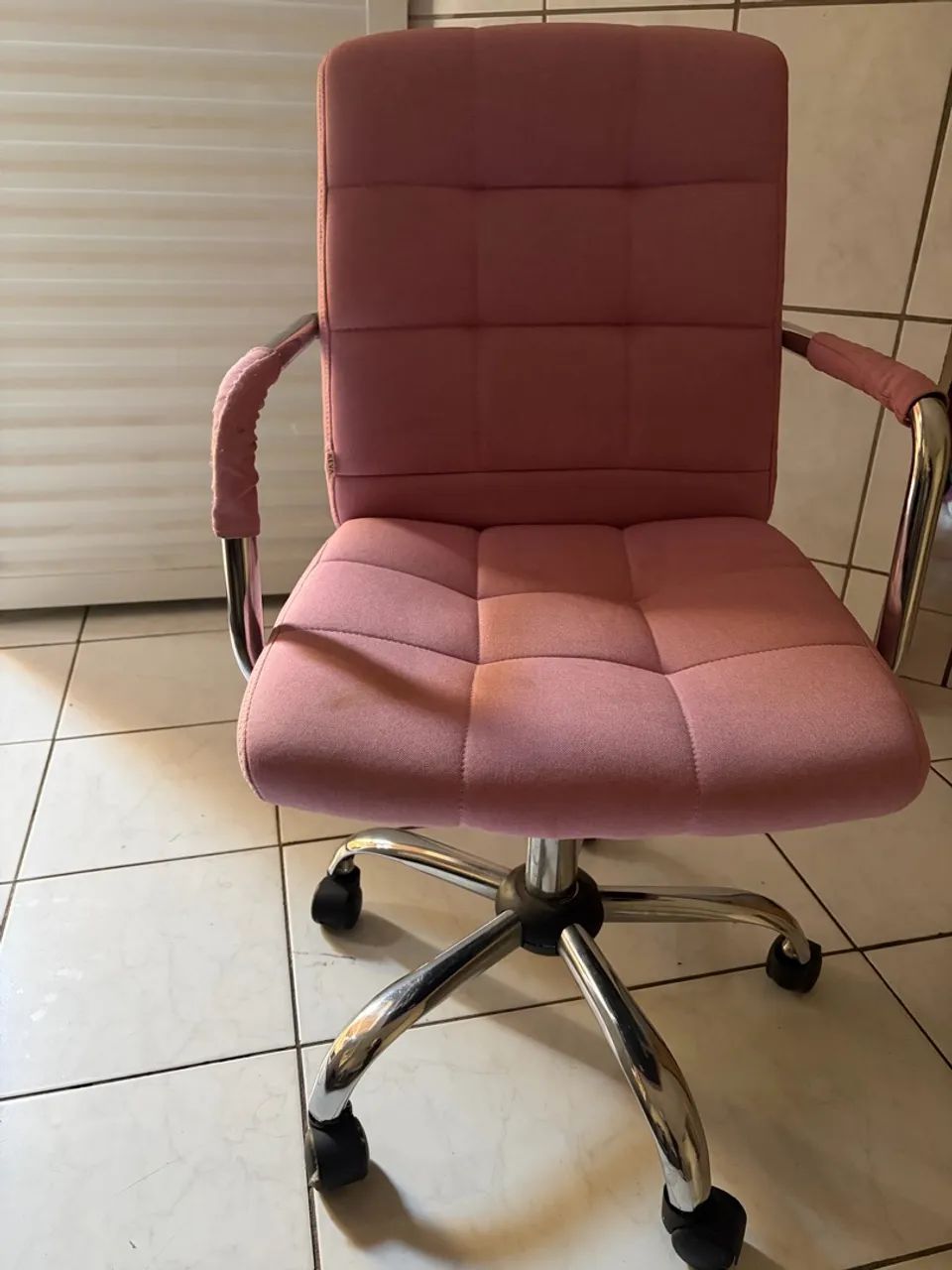 Cadeira rosa de rodinha